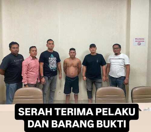 Ditreskrimum Polda Riau menangkap seorang pria memukul kaca mobil menggunakan pisau di Pekanbaru. (Foto: Dini Rahmadanti)